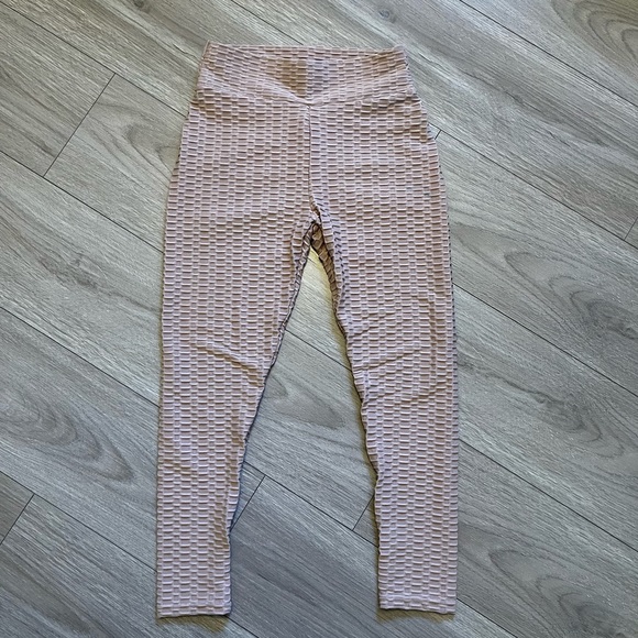 Textured scrunch butt leggings. Color is mocha, looks like a dusty pink. - Picture 3 of 5